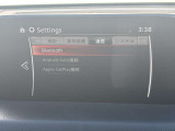 お手元のスマートフォンと接続して頂く事で使用可能な「Apple CarPlay/Android Auto」電話の応答は勿論、メッセージの受信やLINE、音楽接続からナビアプリの使用まで幅広く活躍致します。