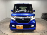 車の個性が最も現れるフロントデザイン。バランスの取れたフォルムは飽きが来ず、毎日のドライブを誇らしい気持ちにさせてくれる美しさです