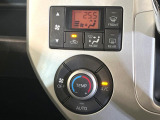 【オートエアコン】一度お好みの温度に設定すれば、車内の温度を検知し風量や温度を自動で調整。暑い&hellip;寒い&hellip;と何度もスイッチ操作をする必要はありません。快適な車内空間には必須の機能ですね♪