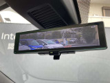 インテリジェントルームミラーです。人や物で視界が遮られてても、車体後部のカメラ映像に切り替えることにより、クリアな後方視界を実現しています。