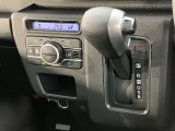 中古車選びで意外と見落としがちなポイントが、シフトレバー周辺の状態です。今回掲載している画像では、操作部分の使用感をはじめ、パネルの傷や擦れ、ボタン類の動作跡など、確認していただけます。