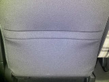 【シートバックポケット】すぐ手に取りたいアイテムをスマートにしまっておけます。限られた空間を有効に活用でき、長距離のドライブでも車内を清潔感のある落ち着いた状態に保ってくれる実用的な機能です。