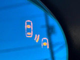 【ブラインドスポットモニタリング】走行中、ドアミラーの死角になりやすい箇所に後続車が接近するとサイドミラー付近に警告を表示、ドライバーに注意喚起をしてくれます。