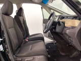女性でも運転がしやすいように、シートの高さ調整機能(シートリフター)がついています。広い足元にゆったり座れるシートには肘掛も装備しており長距離の運転でも疲れにくいシートです。