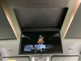 【13.2型有機ELフリップダウン】三列目からでも迫力のエンタメが観れる大画面フリップダウン。有機ELのモニターでは、一般的なフリップダウンよりも高コントラストでキレイな映像を楽しめます。