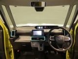 【運転席まわり】視界が広く、すっきりと見渡せる安心のコクピットです。スイッチ類がバランスよく配置され、初めて座ったその日からリラックスして運転を楽しんでいただけます。