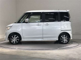 片側パワースライドドア付きだから、狭い駐車スペースなどでの 乗り降りラクラク!小さなお子さまのいるご家庭には嬉しい装備。