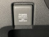 アクセサリーソケットはUSBのアダプターなどをつければ、スマホの充電にも使えます。周辺には物が置けるボックスがついています。