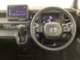 【ハンドル】運転にかかわる様々な操作を安全に行えるように視点移動が少なく操作性に配慮されたスイッチ類が凝縮されたコックピットです。