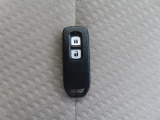 【スマートキー装備】キーを携帯していれば、前席のドアハンドルを握るだけでドアが解錠します。