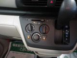 シンプルで使いやすいマニュアルエアコンが付いています♪左から運転切り替え、風量、冷房&暖房のスイッチとなっております☆