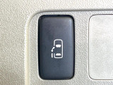 【パワースライドドア】スマートキーや運転席のスイッチでスライドドアの開閉が可能♪電動だから力を入れてドアを開ける必要が無く、小さいお子様でも、重い荷物を持っている時もラクに開け閉めできます♪