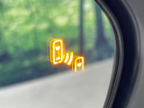 【ブラインドスポットモニター】走行中、ドアミラーの死角になりやすい箇所に後続車が接近するとサイドミラーのレンズに警告を表示!ドライバーに注意喚起をしてくれます。