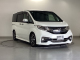 狭い駐車場でも、スライドドアならチャイルドシートへのお子さまの乗降や荷物の積載もスムーズ。とても便利な【両側電動スライドドア】ドアハンドを少し引くだけでリアドアが自動開閉します。