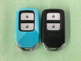 スマートキーを装備しています。鍵を差し込むことなくドアロックの開け閉めと、スタートボタン操作でのエンジンスタートができます。スペアキーも同じものを用意しております。