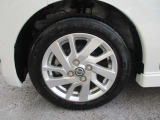 日産純正のアルミホイールが装着されてます。ボディデザインとマッチしておりカッコイイですね。
