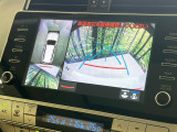 【マルチテレインモニター】車のフロントやサイドのカメラ画像を同時にモニター表示することで、悪路や狭い道を走行時でも周囲の状況確認ができ安心!本格SUVにうれしい装備です♪