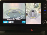 マルチビューカメラシステム搭載車です。お車の周囲を全方位でカバーします。後方・前方・両脇と、コンディションが悪い視界でもカラーモニターに映し出した映像がドライバーをサポートします。