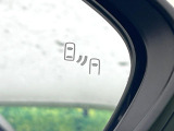 【ブラインドスポットモニター】走行中、ドアミラーの死角になりやすい箇所に後続車が接近するとサイドミラーのレンズに警告を表示!ドライバーに注意喚起をしてくれます。