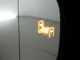 隣車線を走る車両をレーダーで検知し、ドアミラーでは確認しにくい後側方エリアに存在する車両に加え、急接近してくる車両も検知します。車両を検知するとドアミラーに搭載されたLEDインジケーターが点灯します。