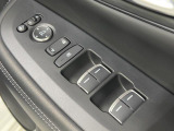 【全席ワンタッチパワーウィンドウ】すべての席の窓が、スイッチをワンタッチするだけで自動で全開・全閉します。スイッチを押し続ける必要がない、高級車ならではの快適装備です。