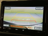 後方の見える安心をお届けするバックガイドモニター付:バックするときのアシストラインもあって楽々バック!車庫入れや縦列駐車をサポートし、苦手な駐車も安心です!今やもう手放せない装備ですネ♪