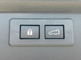 【パワーバックドア】スマートキーや運転席のボタンを押すだけでリアゲートが自動で開閉します!荷物を持っている時や、高い位置にあるバックドアを閉める際に便利な機能です♪