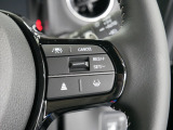 【ACC〈アダプティブ・クルーズ・コントロール〉】予め設定した車速内でクルマが自動的に加減速。前走車との適切な車間距離を維持しながら追従走行しドライバーの運転負荷を軽減します。