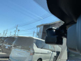 【ドライブレコーダー】走行中や駐車中の映像を高画質で記録し、事故やトラブル発生時の状況確認に役立つ安心装備。あおり運転対策や証拠保全にも有効で、日常のドライブをより安全にサポートします。