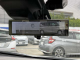 スマートルームミラーは車両後方の状況を映像で映し出します!後席に人が乗っていたり、荷物を積んでいる時にも安心です!
