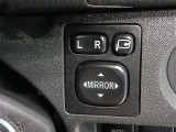 格納式リモコンドアミラースイッチ。狭い駐車場などの利用の際、運転席でドアミラーを格納でき便利です