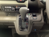 【eコンスイッチ】低燃費運転をサポートするECONモード。スイッチをONすると、エンジンやトランスミッション、A/Cなどを協調制御し、燃費の向上に貢献。エコドライブの効果を高めます。