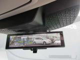 スマートルーミラー装備車両後方のカメラ映像をミラ-面に映し出すので、車内の状況や、天候などに影響されにくく、よりクリアな後方視界が得られます。