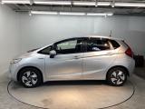 高効率なエンジンをモーターがアシストして走行中の燃費消費を抑えるハイブリッド。停車中もアイドリングストップにより燃費消費と排出ガスをなくします。
