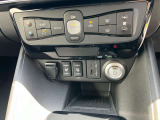 フルオートエアコン搭載。温度設定だけで、車内はいつも快適な空間を維持できます。
