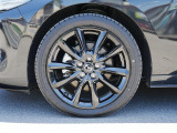 18インチ純正アルミホイールを装備。タイヤサイズは215/45R18となります。