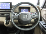 ハンドルの両側に操作ボタンが付いております。運転しながら操作ができるのでとっても便利!