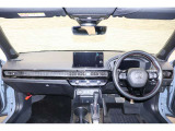 操作性に優れた運転席となります!小物入れや各ボタンの配置にこだわり、使いやすいです!座り心地もよく視認性も良好なのでロングドライブもお任せ下さい!