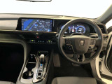 運転席周りのレイアウトをご覧ください。ナビゲーションが綺麗に装着されすっきり収まってますね!