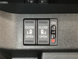 リアドアは乗り降りに便利な両側電動スライドドアです。また運転席に座っていながらスイッチ操作で自在にスライドドアを開け閉めできます。