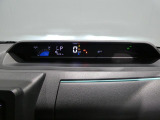 【見やすいメーター】運転中も必要な情報がひと目でパッと確認できるデザインです。シンプルな表示で視線移動が少なく済むため、落ち着いて安全にドライブに集中できます。