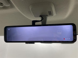 【デジタルルームミラー】車両後方カメラの映像をルームミラーに映すことが出来ます。 そのため、後席に人や荷物があって後方が見えづらい場合でもしっかり視界を確保することが出来ます。