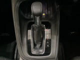 「e:HEV」は、モーター走行を中心にしながら電気エネルギーやエンジン動力を最も効率よく使い分けることができる賢いハイブリッドシステムです。サイドブレーキはスイッチ操作の電子制御パーキングブレーキです
