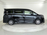 両側パワースライドドア付きだから、狭い駐車スペースなどでの 乗り降りラクラク!小さなお子さまのいるご家庭には嬉しい装備。