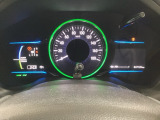 ハイブリット車専用のメーターです。中央のスピードメーターより左右のサブデスプレイで燃費や動力伝達などの情報が見れるようになっています。