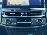 【 左右分離型フルオートエアコン 】運転席と助手席でそれぞれお好みの温度設定が可能で全席にも適切な空調をお届け致します!//
