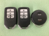 スマートキー付きですからドアロックの開閉およびエンジンスタートが楽々です。電動スライドドアの開け閉めもボタンで操作できます。加えて、純正リモコンエンジンスターター用の操作キーもついています。