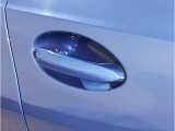 【デザインとの融合】BMWデザイナーが創り出したボディデザインを損なう事のない様に配置とデザインに拘っています。ドアノブについてもBMWの拘りに妥協はありません。