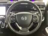 ハンドルにHondaセンシング系のクルーズコントロールやレーンキープアシストなどのスイッチと、オーディオの操作スイッチが装備されています。ハンドルから手を離さず安全に操作できます。