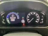 ハイブリット車専用のメーターです。右側の大型スピードメーターに加え、ステアリングスイッチを使って左のサブデスプレイで燃費や動力伝達などの情報が見れるようになっています。